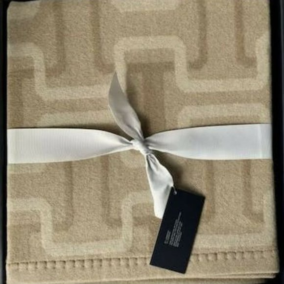 HUDSON Park Collection Lambswool/Cashmere Interlocking Jacquard Throw - Picture 3 of 5
